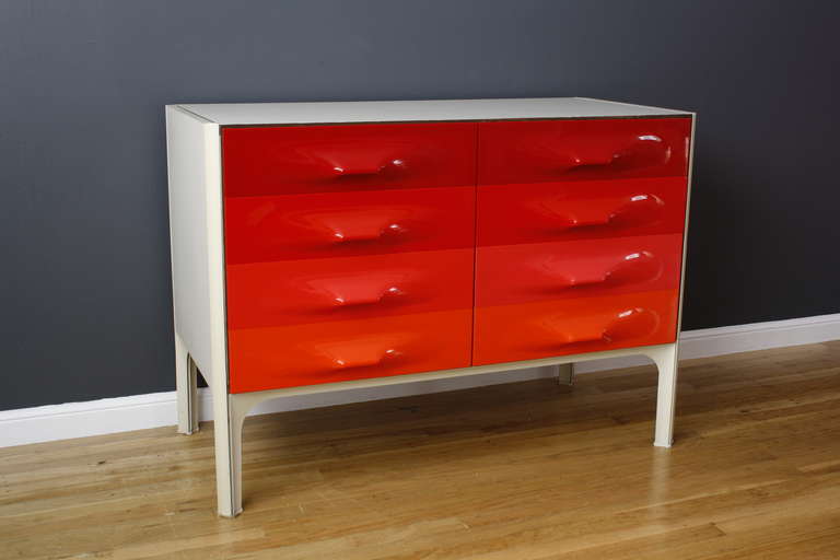 This is a vintage Mid-Century dresser with six drawers (two deep drawers on the bottom). This design was created in 1968 by Raymond Loewy for his DF2000 serie X-line.