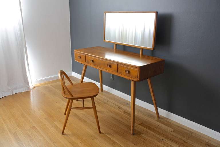 This is a vintage Mid-Century vanity with stool designed by Lucian Ercolani (1888-1976) in the 1960's for Ercol, the company he started in 1920.