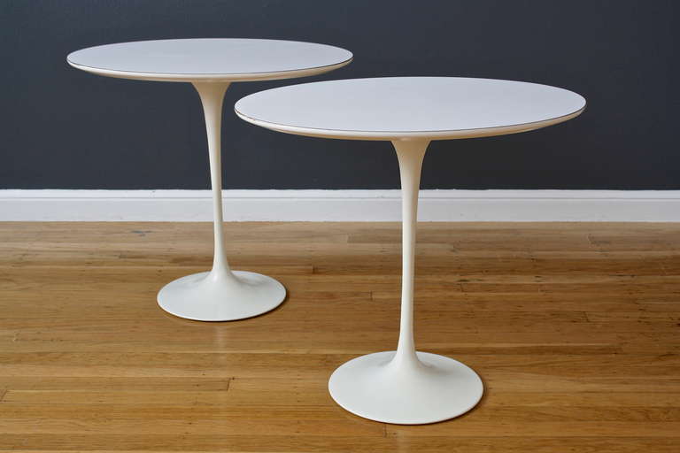 This is a pair of vintage Mid-Century oval tulip side tables designed by Eero Saarinen for Knoll in 1956.