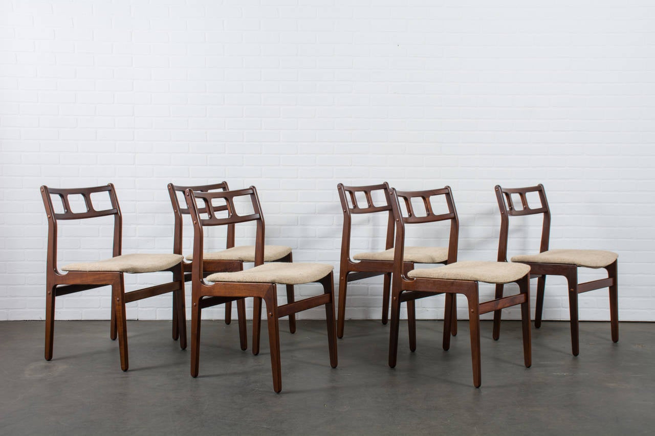 This vintage Mid-Century dining set includes six rosewood chairs with seats with the original upholstery and a matching round table that converts to oval by using one or two of the leaves.

Measurements:
table: 46.5