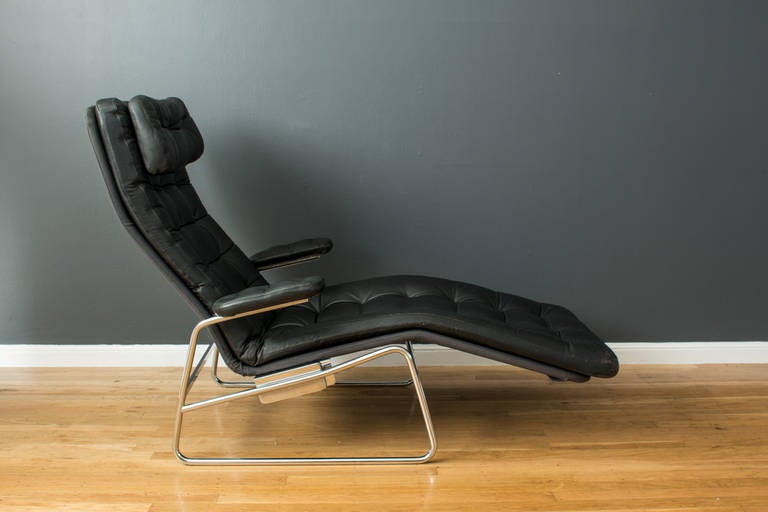This is a Mid-Century Modern 'Fenix' chaise lounge by Sam Larsson for Dux with tufted black leather upholstery and a chrome frame. It reclines and has a removable head rest. Very comfortable!