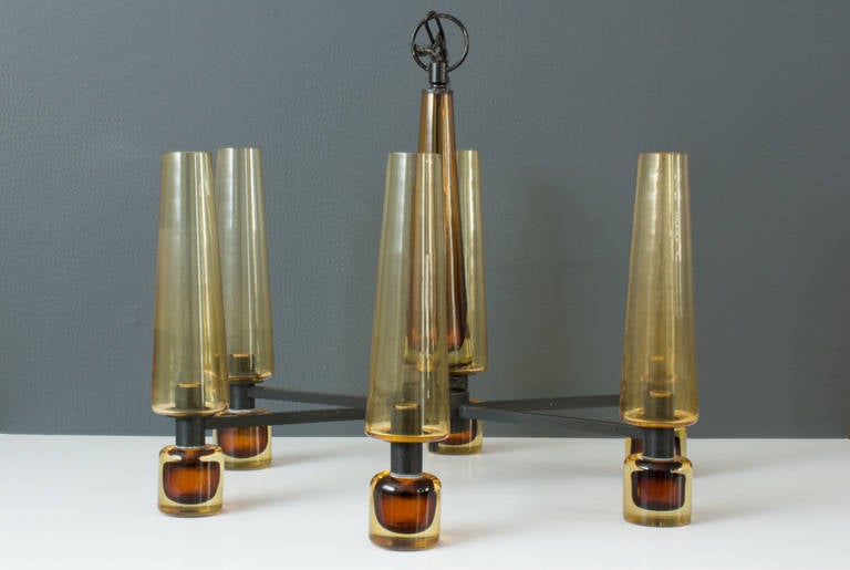 This vintage Lightolier hanging lamp has six arms, each one with an amber somerso glass piece and a lighter shade. The center piece has a large somerso piece that matches the shape of the shades. Circa 1960s.