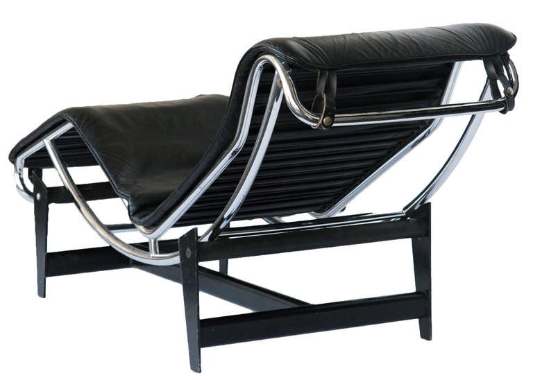 Circa 1970s Chaise Lounge inspired by Le Corbusier LC4 model. Independent black leather covered chrome steel seat rests on a black steel structure.