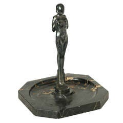 Cendrier/Cendrier à anneaux Art Déco avec statue féminine figurative par Frankart