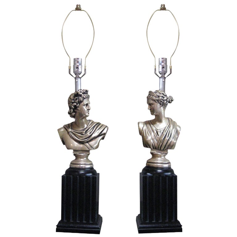 Paire de lampes de table piliers représentant un dieu et un déesse, de style néoclassique  en vente
