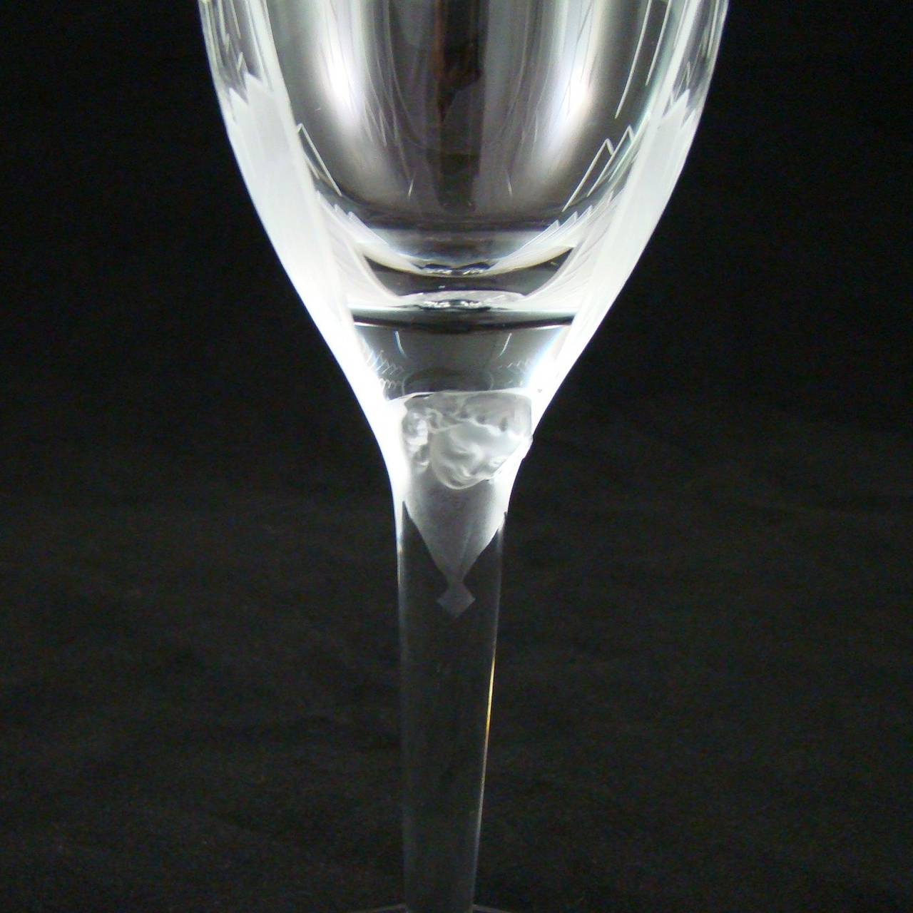 L'élégance et la beauté des designs LALIQUE sont démontrées par ce set de deux flûtes à champagne Angel en cristal clair. Cette flûte à champagne extraordinaire:: ornée du visage de l'ange sur le pied et des ailes ouvertes sur le verre:: est un