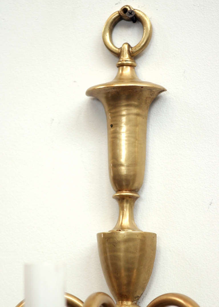 American Colonial Brass Oil Lamp Wall Sconce  **Saturday Sale**  In Excellent Condition In Van Nuys, CA