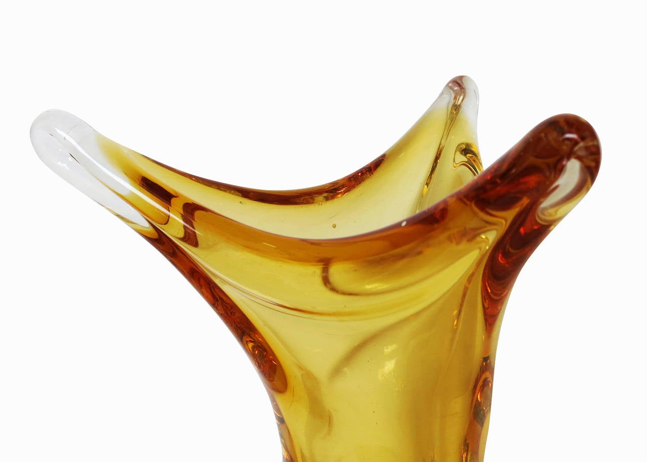 Mid-Century Modern Vase en verre d'art de forme libre Honey Amber de Chalet **Soldes de samedi**