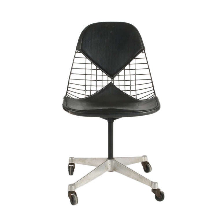 Circa 1959 Herman Miller Eames wire chair (PKCC-2, meaning Pivot - Wire Seat - Cast Aluminum Base - Casters -1 Upholstered), also know as the 