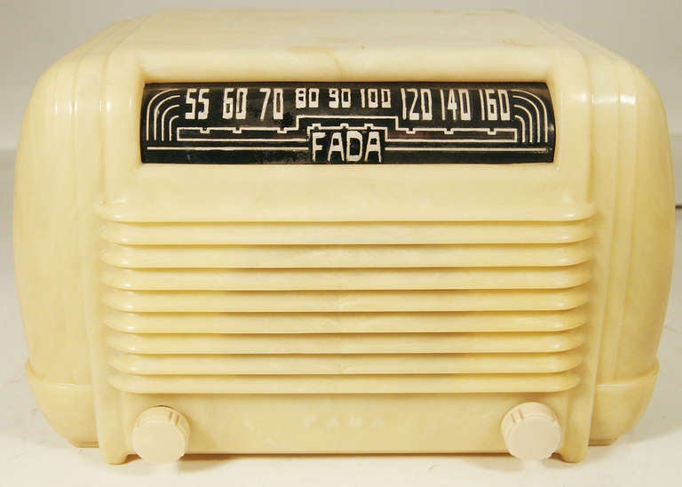 1946 Fada 605 AM tube radio with solid single casted white Celluloid body and original on/off and tuning knobs. Radio comes in perfect working order with dial light and carry waves working.

1946, USA by Fada.

Condition: Mint original condition