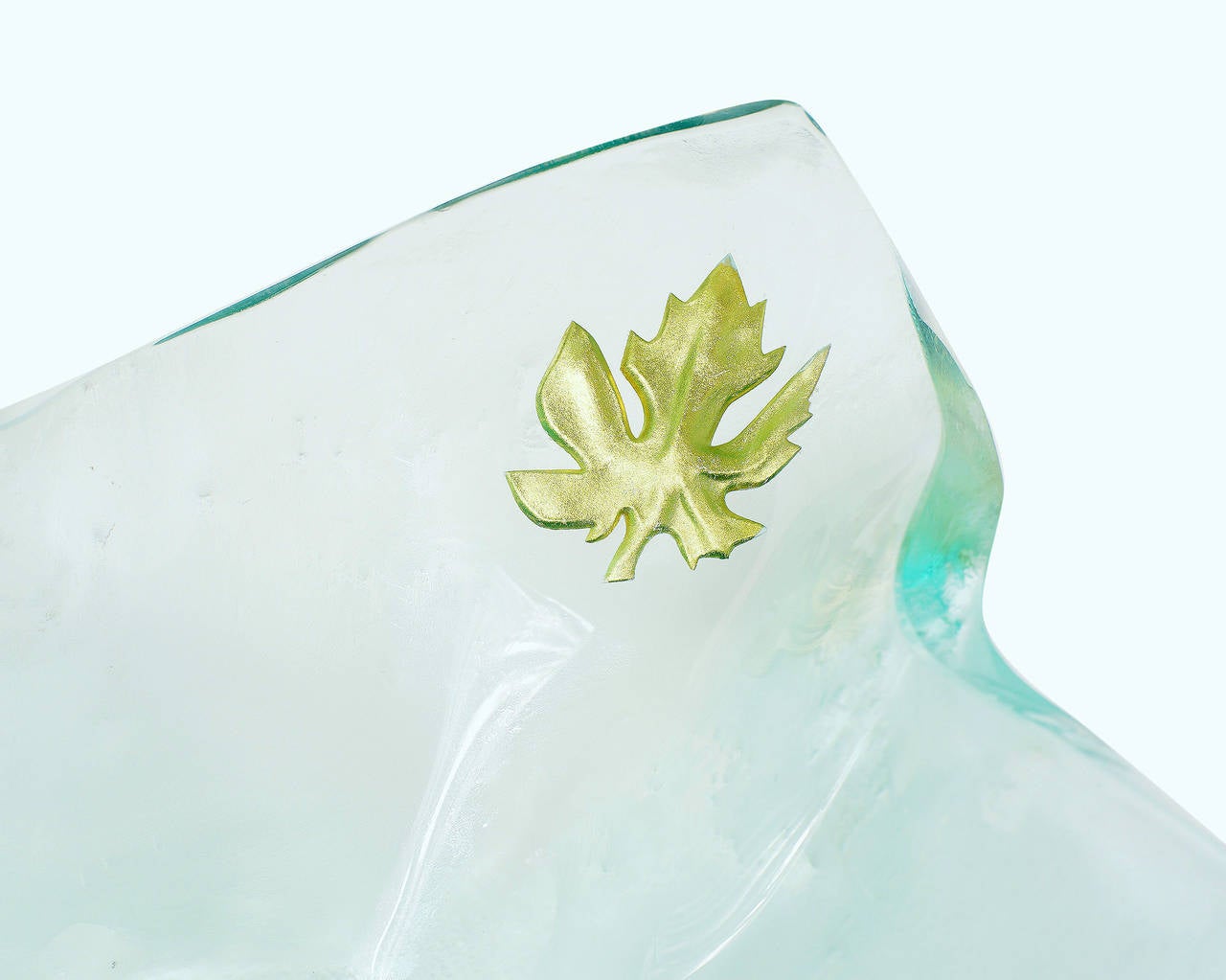 Circa 1998 Kerchief Bowl by glass artist Jeff Andrews. Featuring a Jet-cut leaf design with Kiln-Formed reliefs worked in. The carved out designs come with 24k gold leaf worked into the relief finished. Made from very thick  3/4