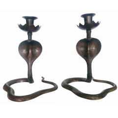 Paire de chandeliers indiens en bronze avec serpent cobra