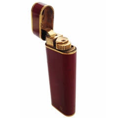 Cartier Taschenfeuerzeug mit burgunderfarbener Emaille