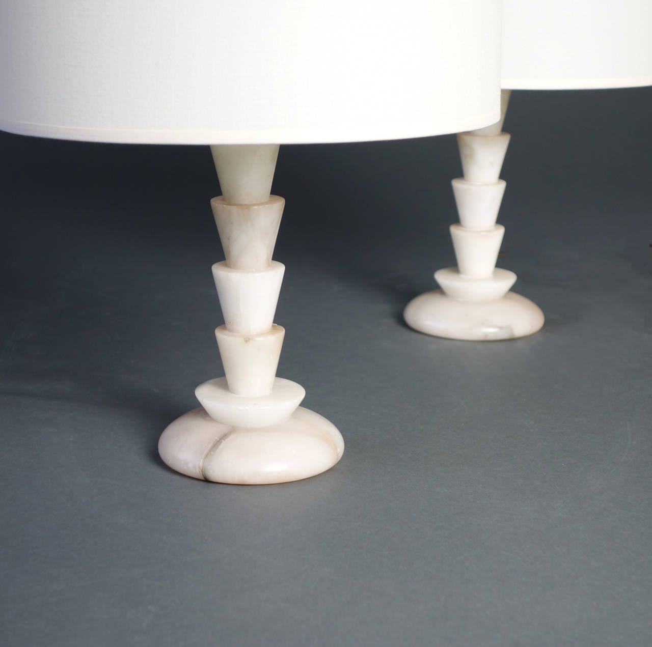 Francese Elegante coppia di lampade da tavolo francesi in alabastro