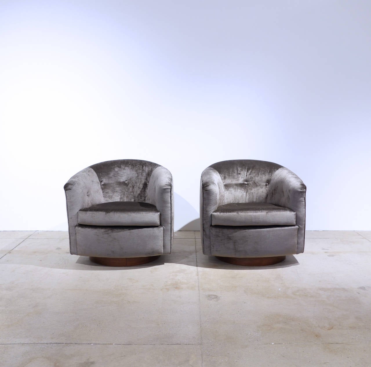 Veneer Pair of Swivel Chairs by Milo Baughman