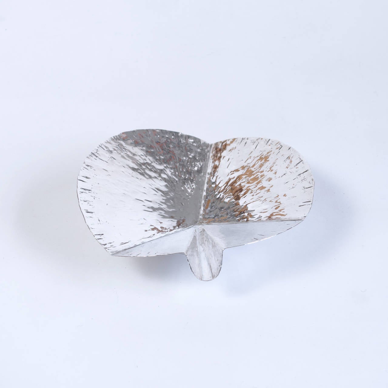 Piatto in argento martellato di Rey Urban