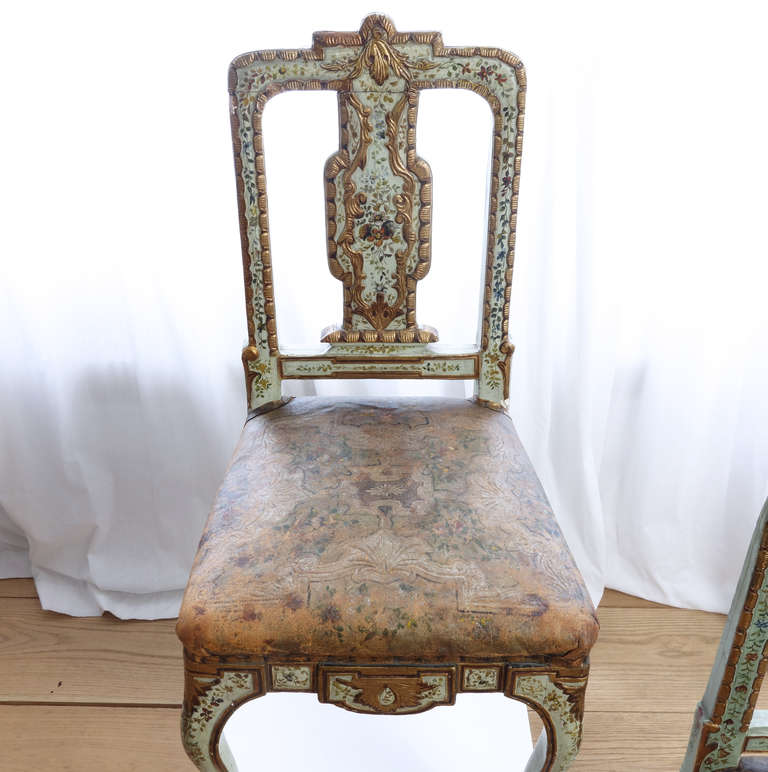 Pair of mid-18th Century Painted and Parcel-Gilt Sicilian Side Chairs In Fair Condition In New York, NY