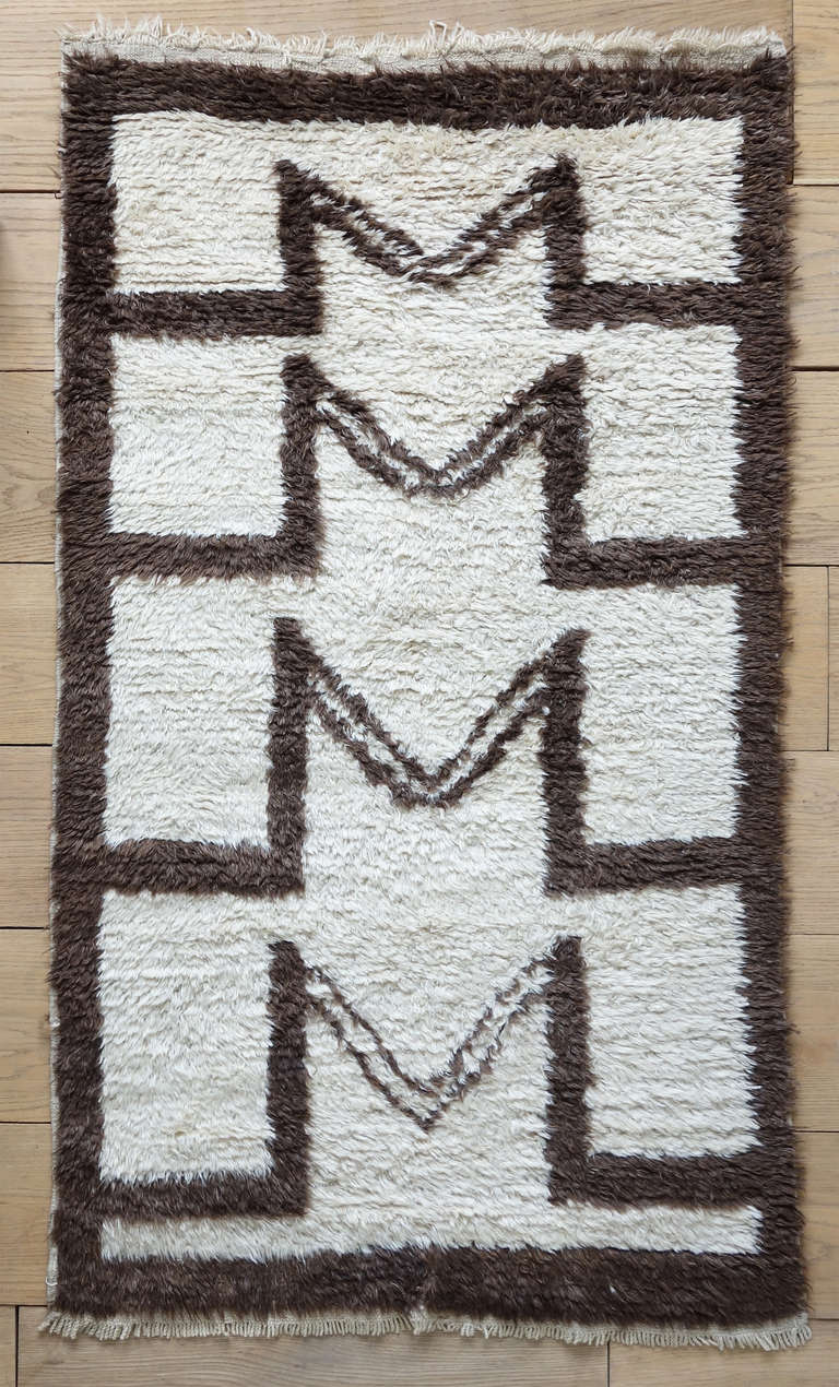 A Tulu (“Long-haired”) rug from Karapinar, in Southern Anatolia. At first glance, it brings to mind the Beni Ourain carpets of Morocco. The Anatolian Tulu rugs are distinguished by a more ordered geometric design, and by the border, which Beni