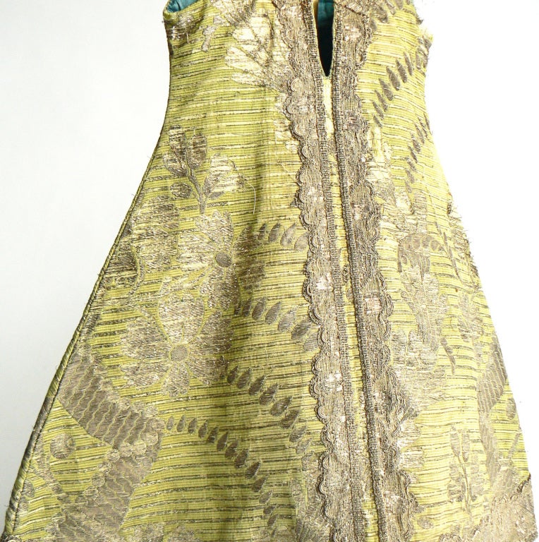 18th Century Brocade Image Robe In Good Condition For Sale In New York, NY