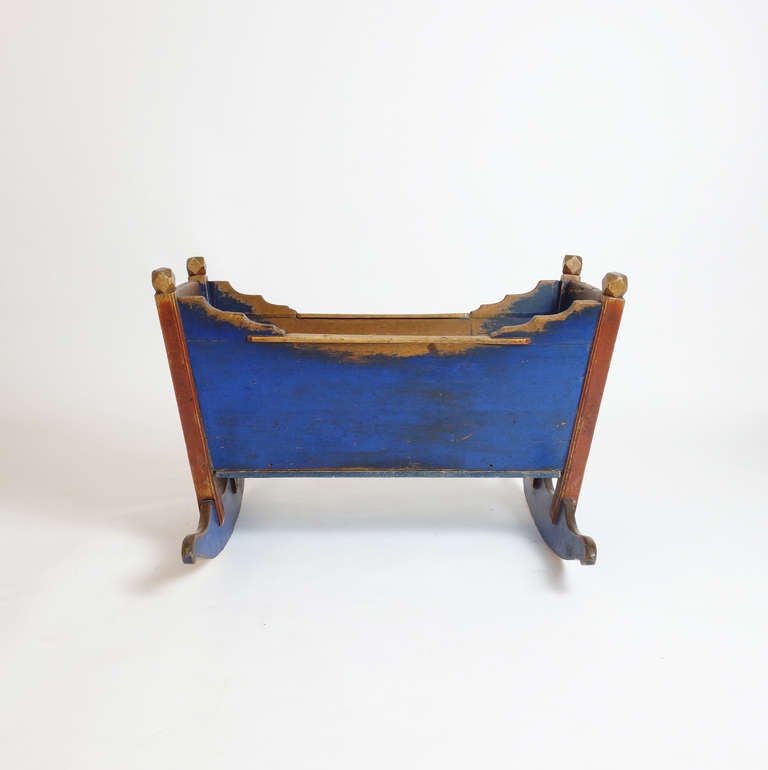 Carved and Painted 19th Century Swedish Cradle In Good Condition In New York, NY