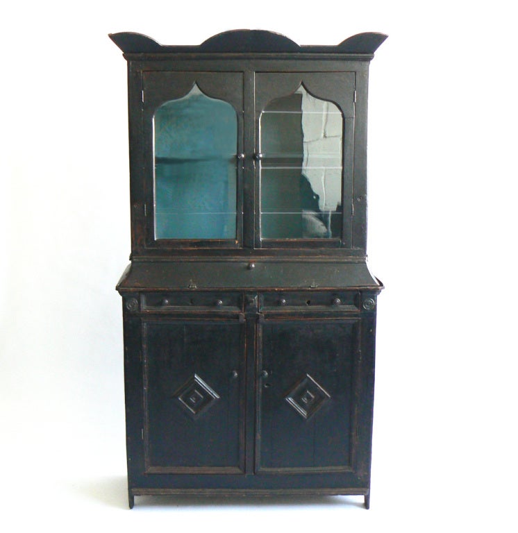 There is obviously a Moorish influence at work in the design of this rustic buffet a deux corps. The inside of the upper piece is painted an Andalusian blue which frames the objects stored within it, and which contrasts beautifully with the black