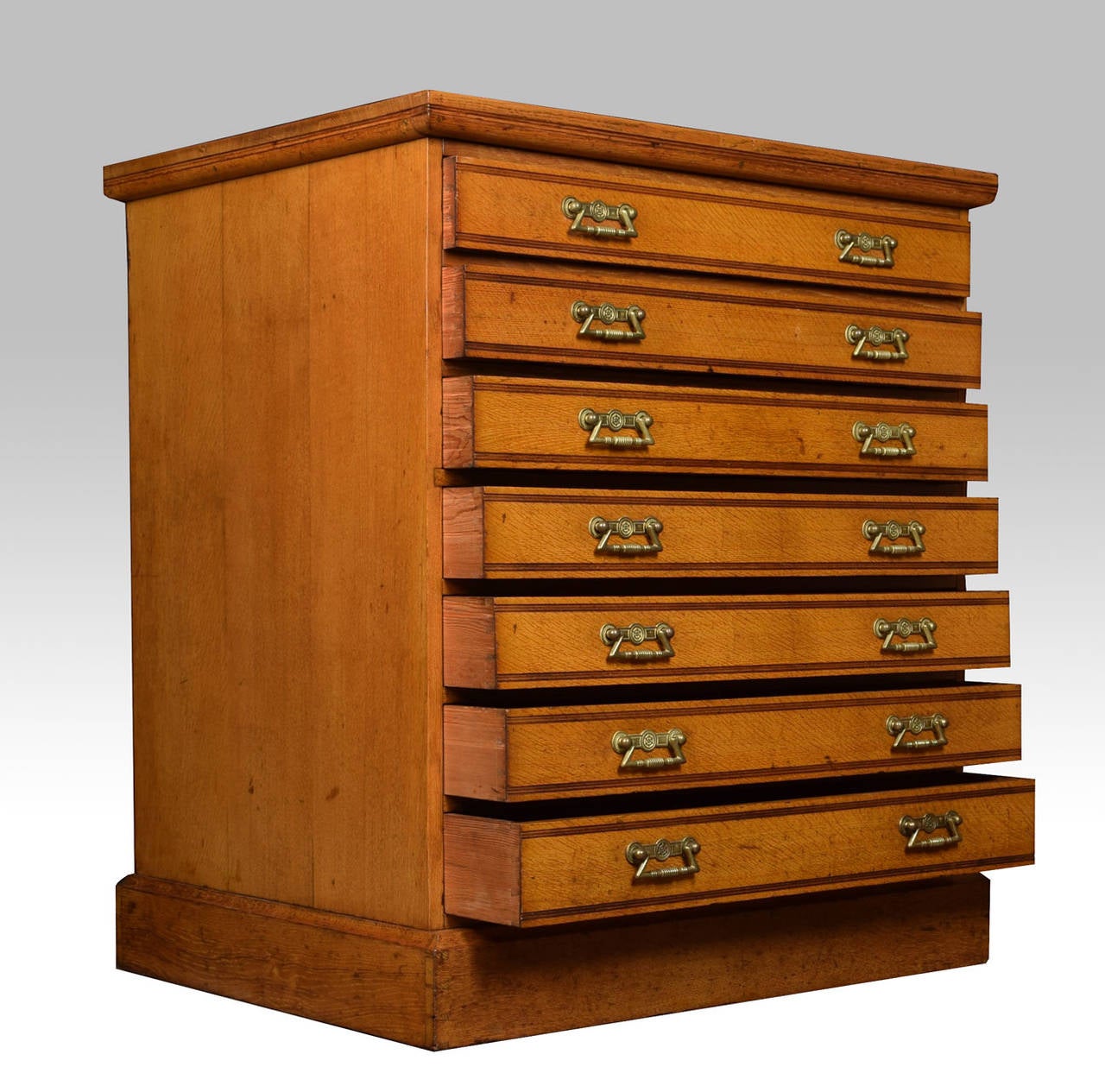 Edwardian oak architects plan chest the large rectangular top above seven long drawers with string inlay and brass tooled handles all raised up on a plinth base.

Dimensions

Height 41 Inches

Width 36 Inches

Depth 28 Inches