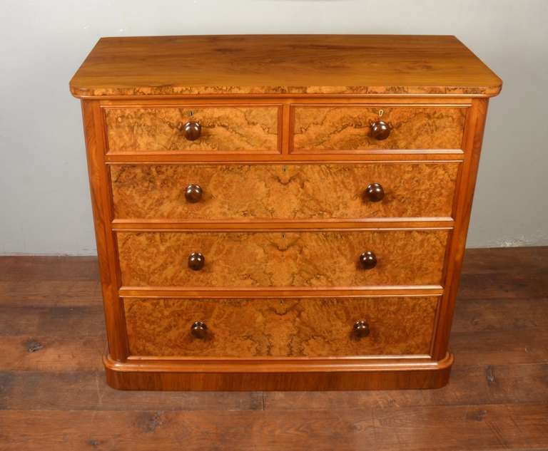 Victorian Figured Walnut Chest of Drawers In Excellent Condition In Cheshire, GB