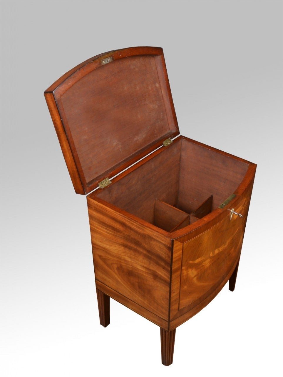Georgian mahogany and ebony inlaid cellarette, with fitted interior, the top with moulded edge, on square reeded tapering legs

Dimensions:

Height 22.5 inches

Width 17 inches

Depth 12.5 inches.