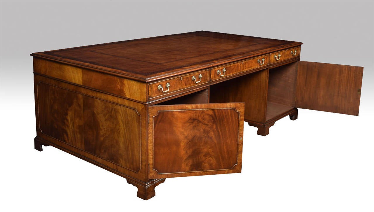 Great Britain (UK) Very large mahogany partners desk