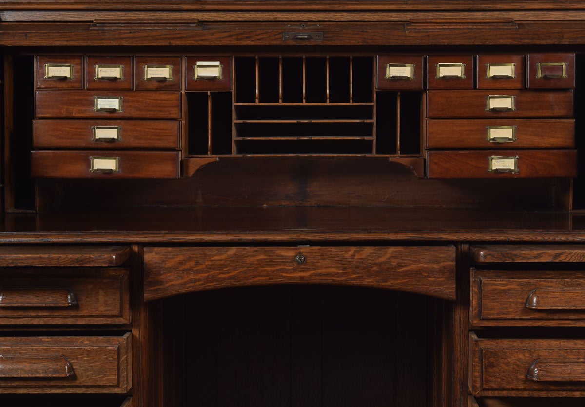 Oak Pedestal Roll-Top Desk In Good Condition In Cheshire, GB