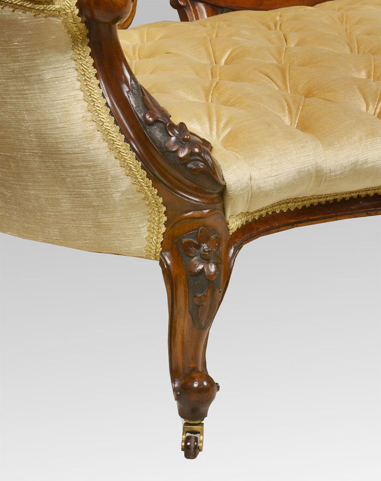 Victorian Walnut Cameo Back Settee  In Excellent Condition In Cheshire, GB