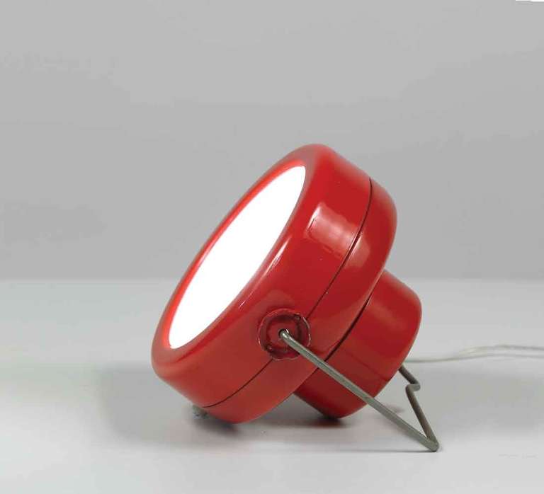 Compressed optical glass, red lacquered metal.
Table lamp or wall light
Flos edition
Depth: 17.5 cm, Diameter: 20,5 cm

Achille Castiglioni, tutte le opere, p. 232. — Gramigna, Giuliana, Repertorio 1950-1980, Milano, Mondadori, 1985, p.