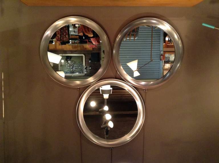 Round shape mirrors in brushed steel. Frame width 3.15''.

Ok