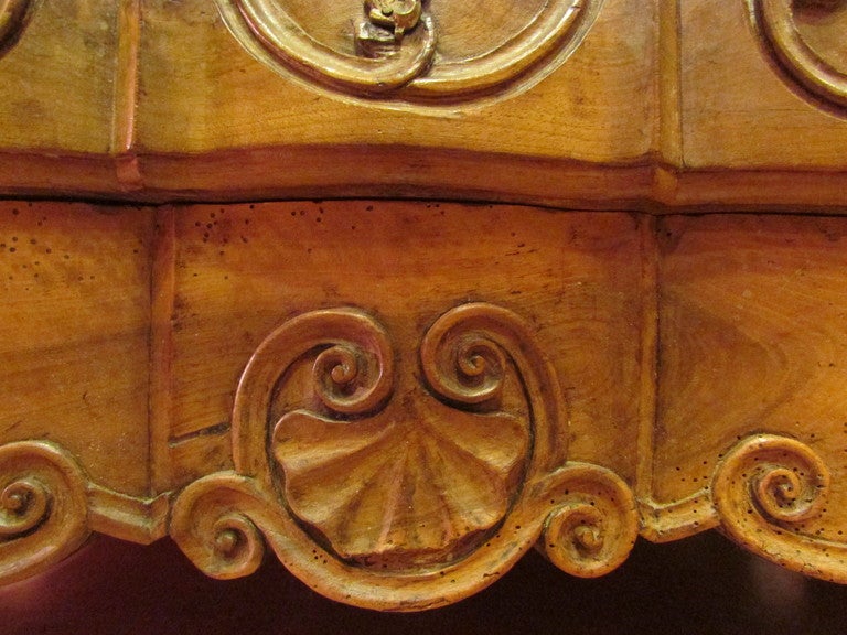 18th century walnut louis XV french commode chest bombe carved In Good Condition In Lyon, RH-Alps