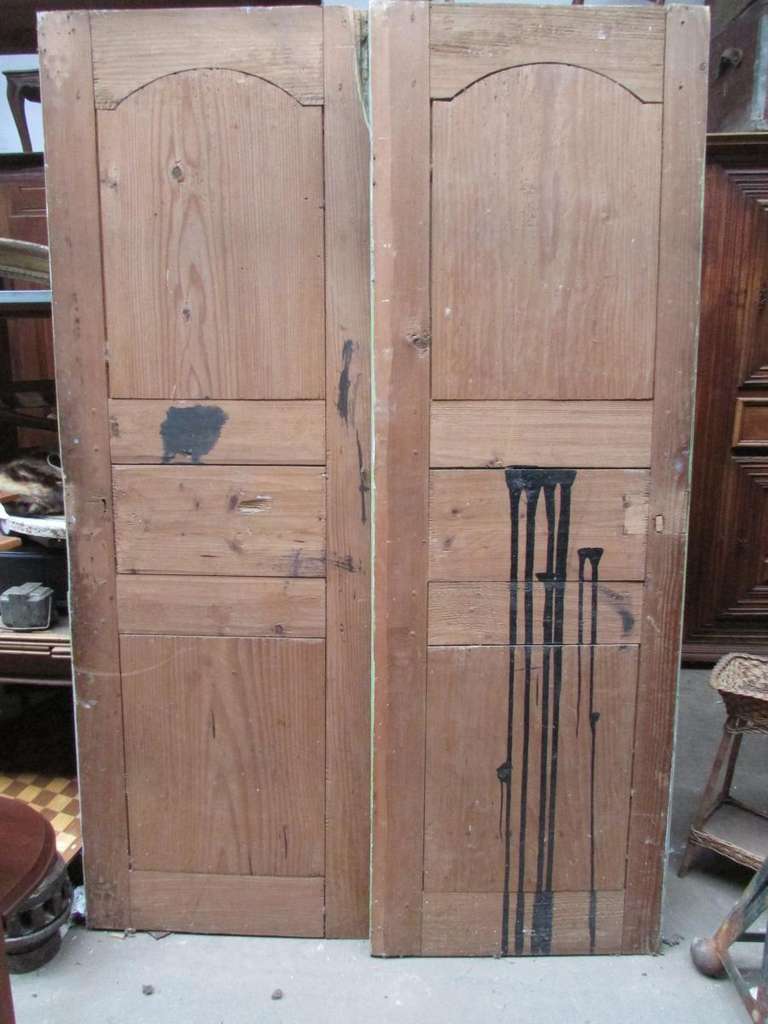 Pine 18th century pair of louis XIV pine doors decorated with painted gravures of the same period For Sale