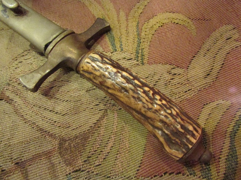 1880's very long hunting knife 
 carved blade 
handle in deer horn
as never been restored
it still blood on the blade
SHIPPING FREE DELIVRED UNTIL 15 DAYS

