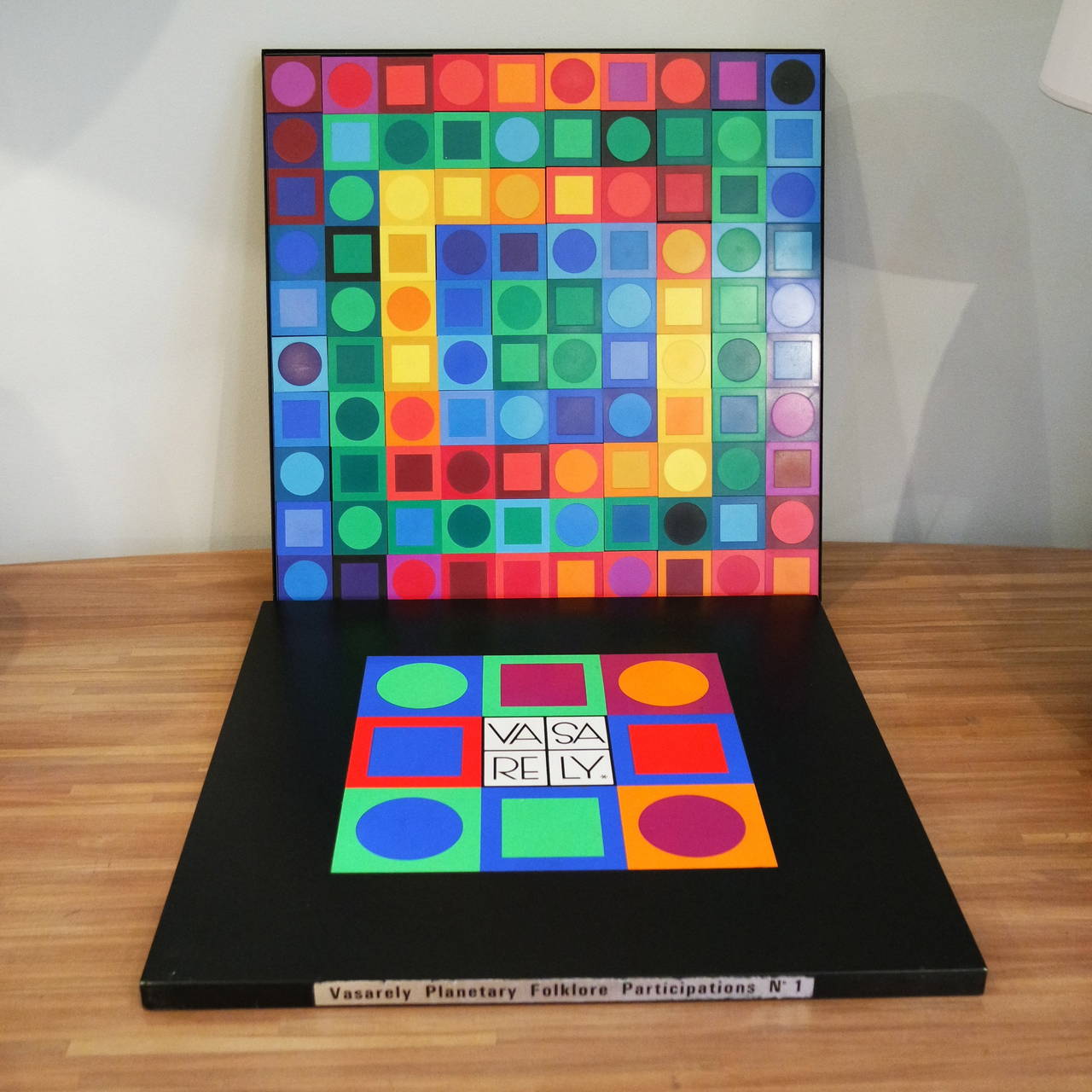Well-known Vasarely puzzle composed with 200 pieces of plastic colored pieces, rounds and squares in order to compose a personal and unique decor Vasarely style. All pieces have a magnet in order to keep them fixed to the metal support. 
The box is
