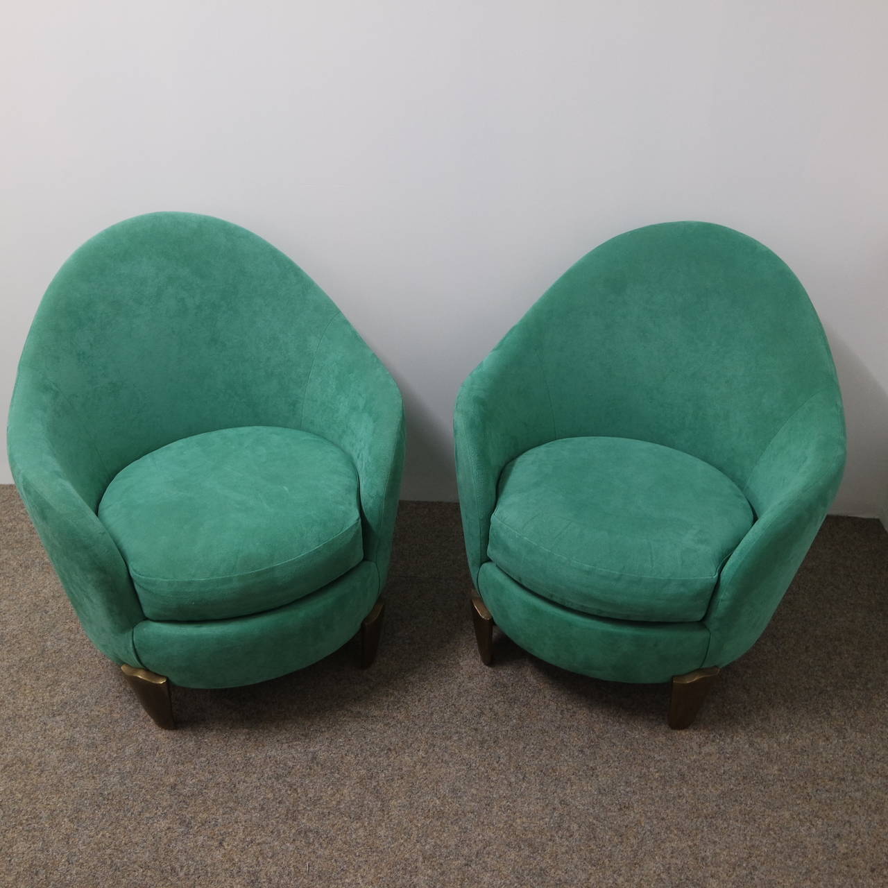Two famous koala armchairs designed by Elizabeth Garouste and Mattia Bonetti, edited by Neotu in the 1980s.
The chairs are covered with a green alcantara and feet are in bronze.