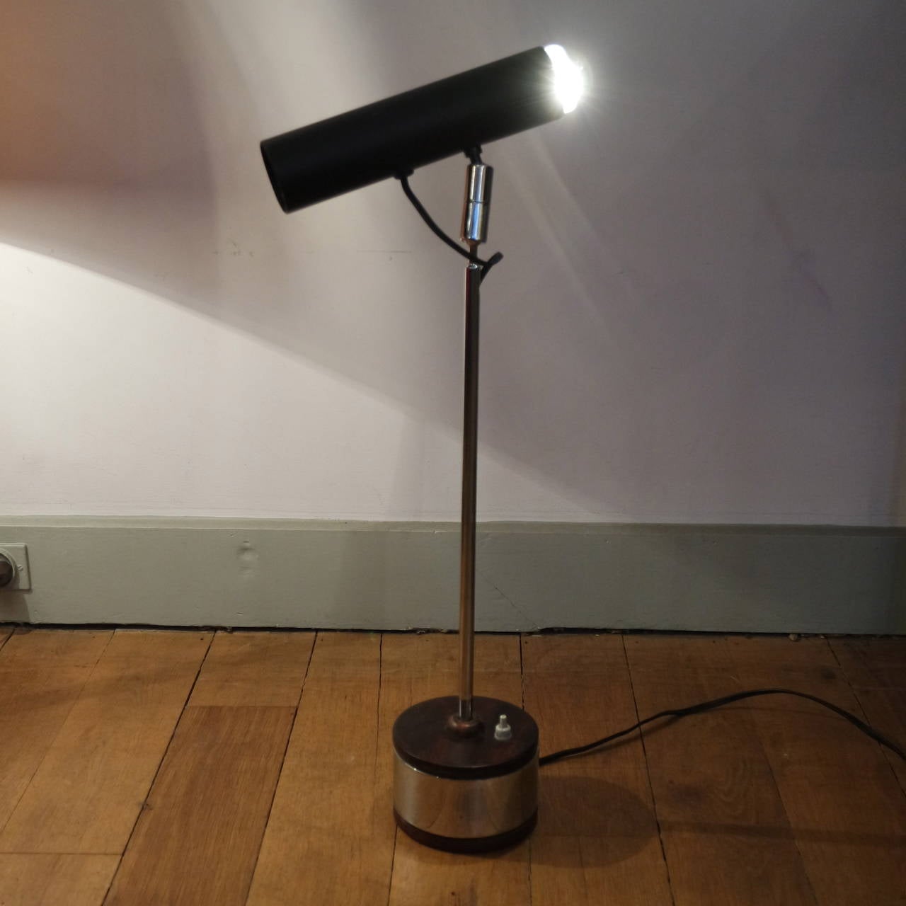 Wood and chromed brass nice spot lamp with a metal pivotating head