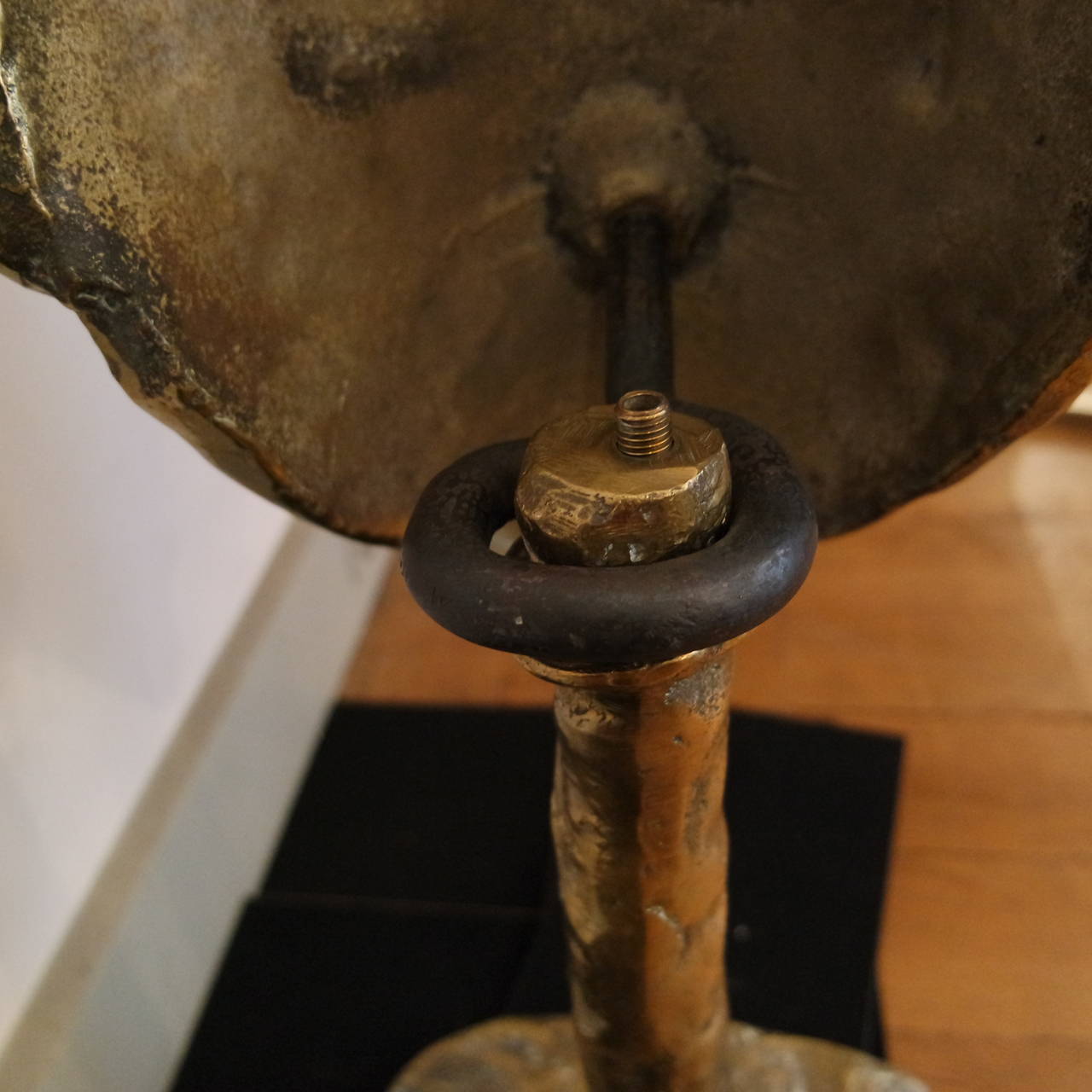 Fantastique lampe à masque en bronze de Garouste et Bonetti Bon état à Paris, FR