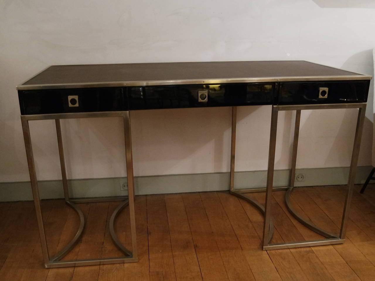 Good size desk in black lacquered mahogany with brass feet and details, very rare form of the legs, dark brown moleskin top