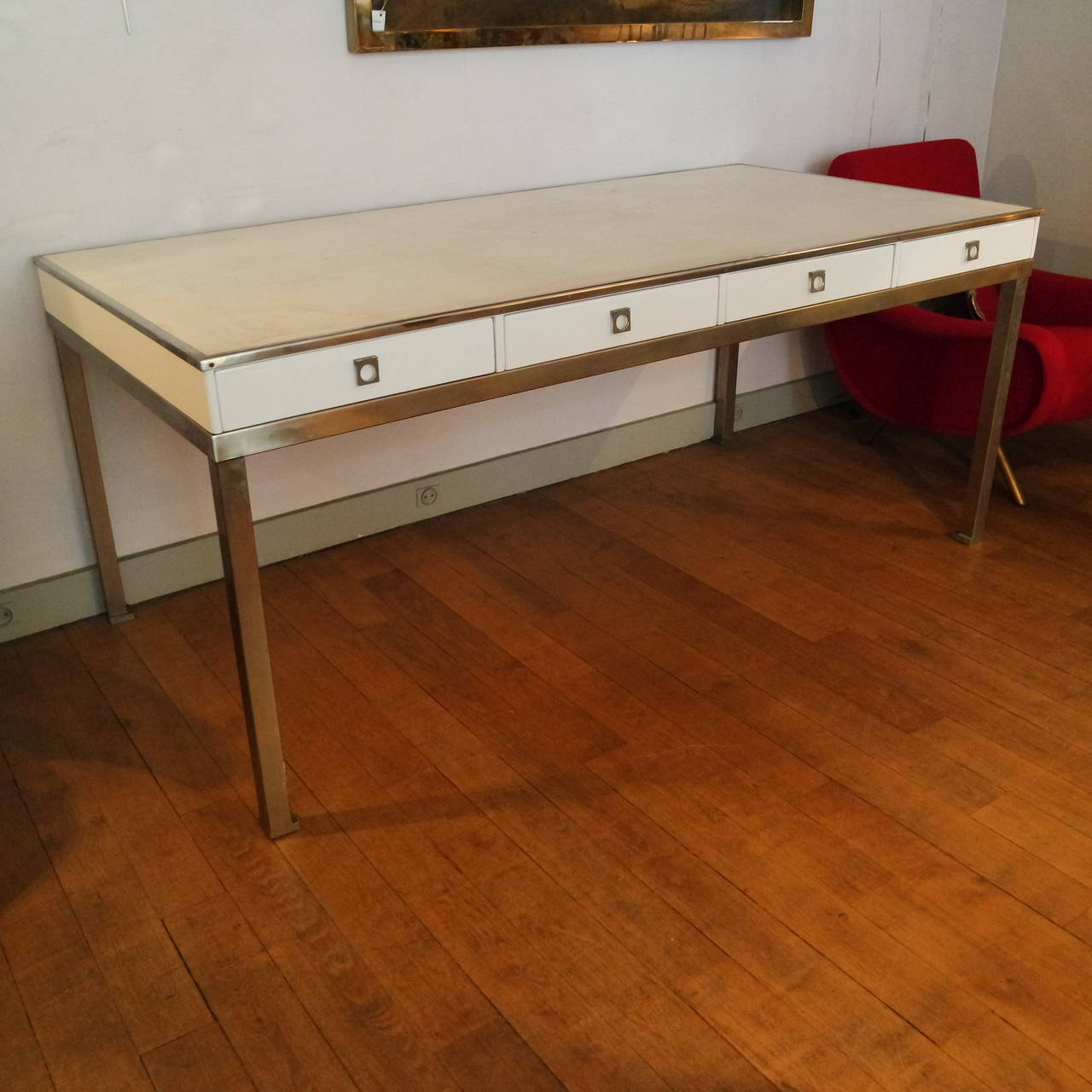 Large and important desk by Guy Lefèvre for Jansen.
Brass feet and structure, white lacquered mahogany with four drawers
Our price includes the changement and remove of the top into a white leather.