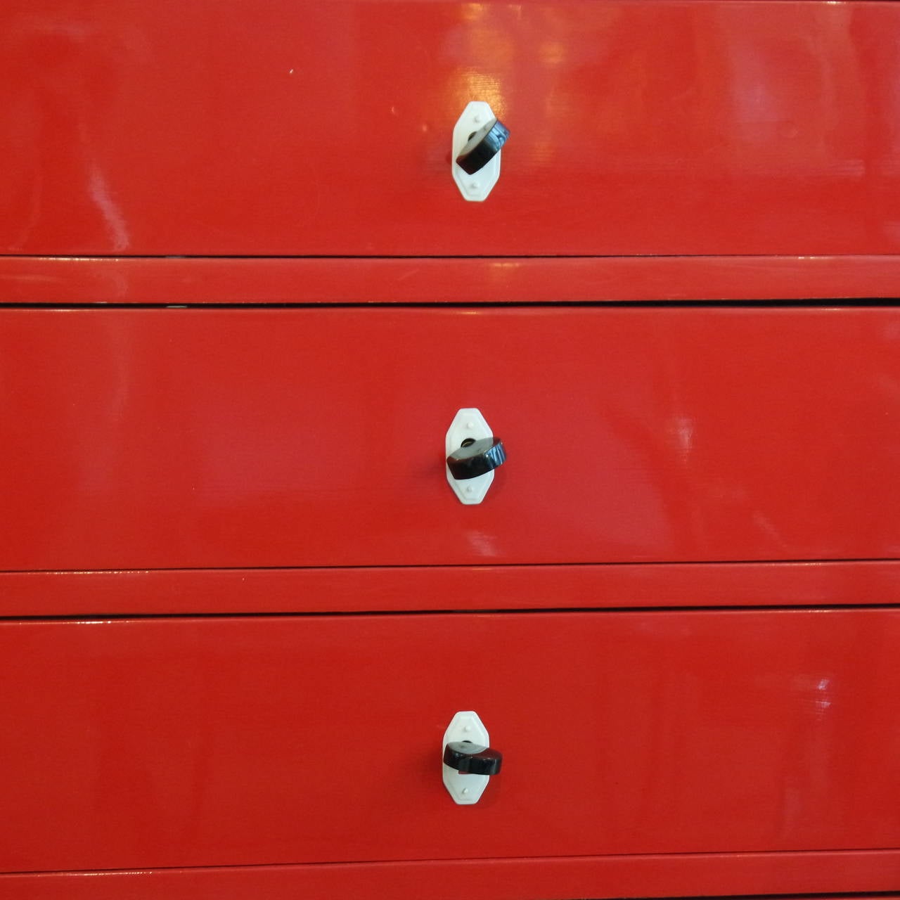 Beautiful Red Lacquered Chest of Drawers 6