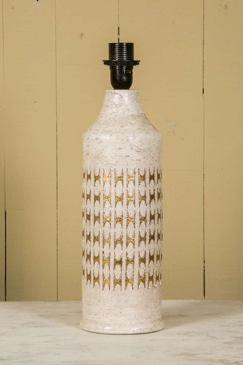Pair of Bergboms Ivory Glazed and Gold Ceramic Table Lamps, Sweden, circa 1960 In Excellent Condition For Sale In Paris, FR