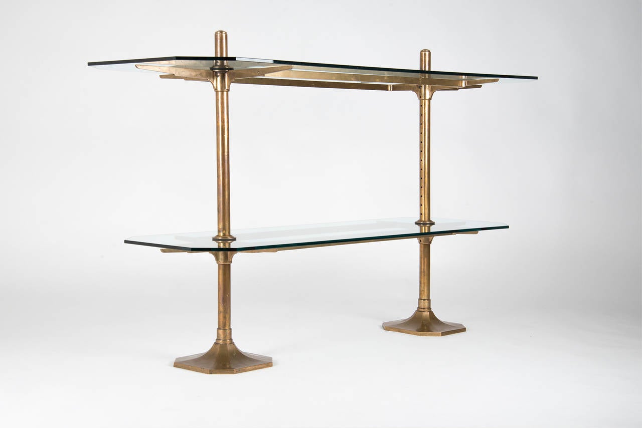 Elegant étagère manufactured in Italy in the '50s. Brass structure, glass shelves that can be adjusted in height.