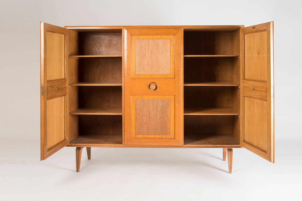 Elegant cabinet designed by Paolo Buffa, manufactured by Serafino Arrighi, Cantù, in the 1940s. Oak wood structure with carved doors. Manufacturer's mark on the inside.