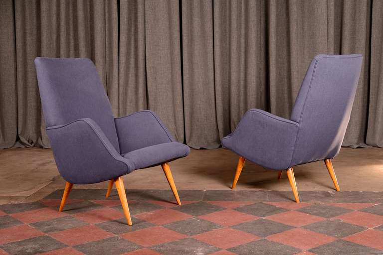 Pair of armchairs model 806 designed by Carlo de Carli and manufactured in Italy in the 1955. Wooden feet, fabric upholstering. Completely restored.