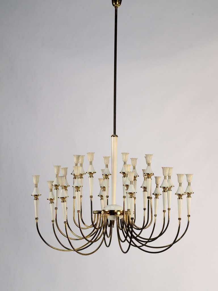 Twenty four lights chandelier manufactured by Strada Milano in the '50s. Brass and white lacquered aluminium structure.