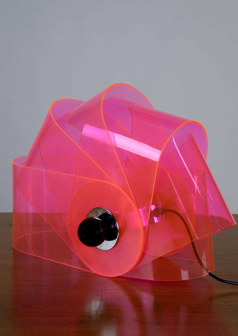 Very rare Gherpe table lamp designed by Superstudio and manufactured by Poltronova in 1967.  This iconic lamp is composed by six fluo pink plexiglass curved elements which can be turned around a its socket to change the lightning effect. Totally