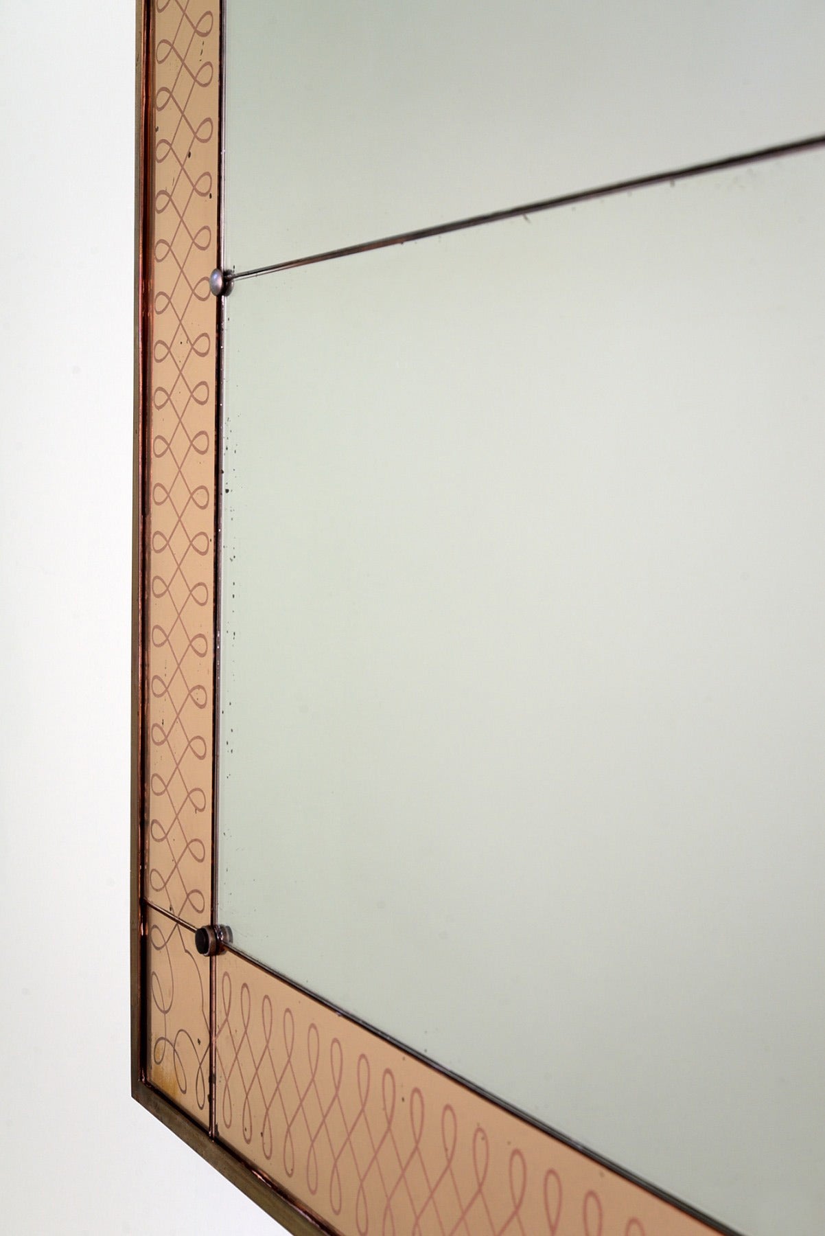 Extraordinary mirror by Osvaldo Borsani created in 1950 for the private commission of Casa C. in Rome. Etched glass and decorated frame.